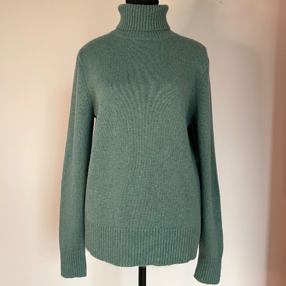 100% Cashmere Turtleneck Sweater - Picture 3 of 10